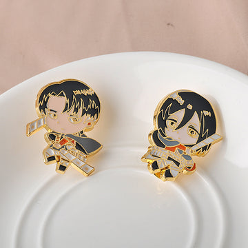 Conjunto de 2 pines de broche metálico de Mikasa Ackerman y Levi de Attack on Titan