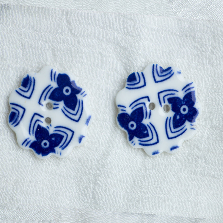 30mm 2-dírkové ručně vyráběné keramické knoflíky modrý a bílý květinový vzor 10 ks