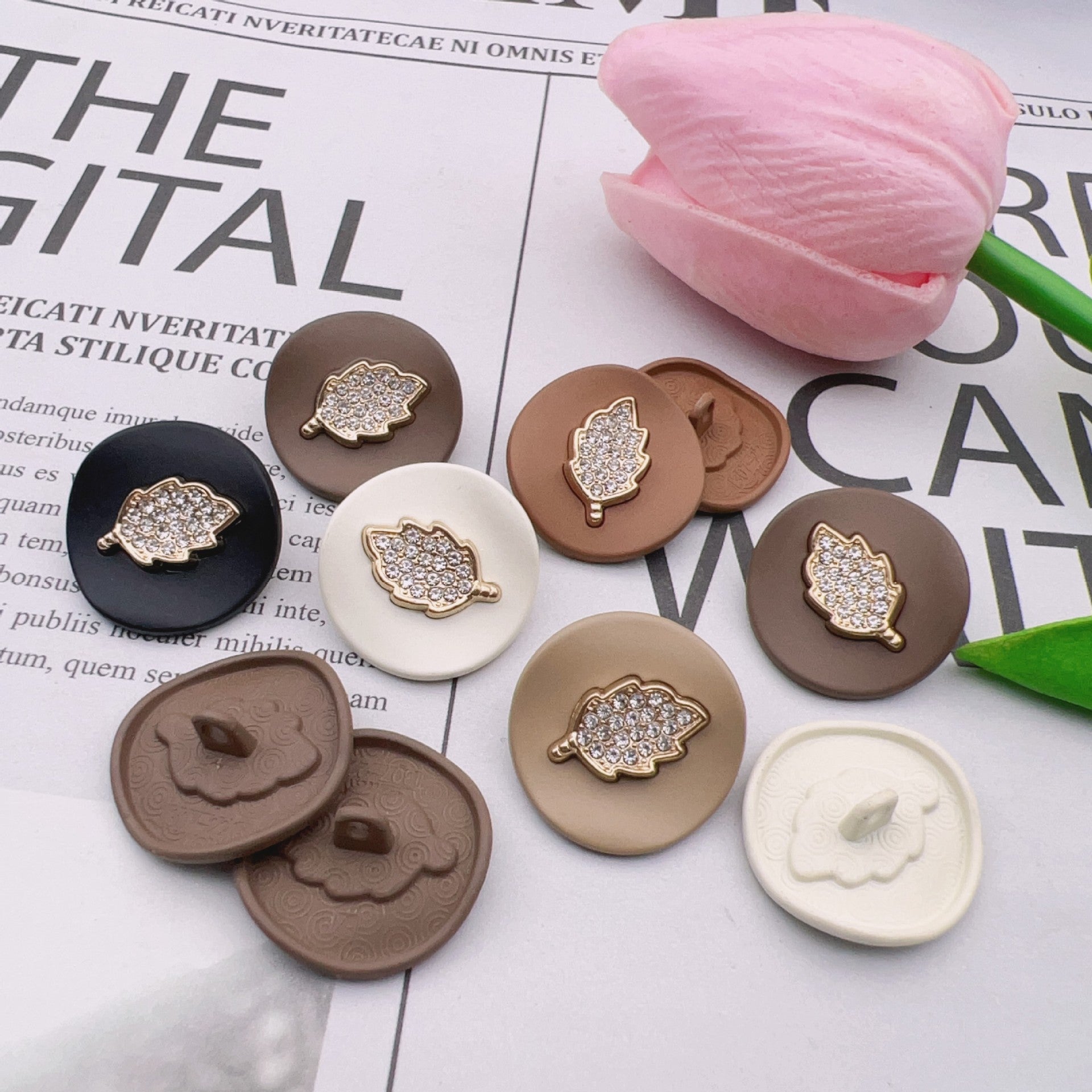 25mm Bejeweled Gold Leaf Arcuate Lakkert Sinklegeringsknapper 50stk