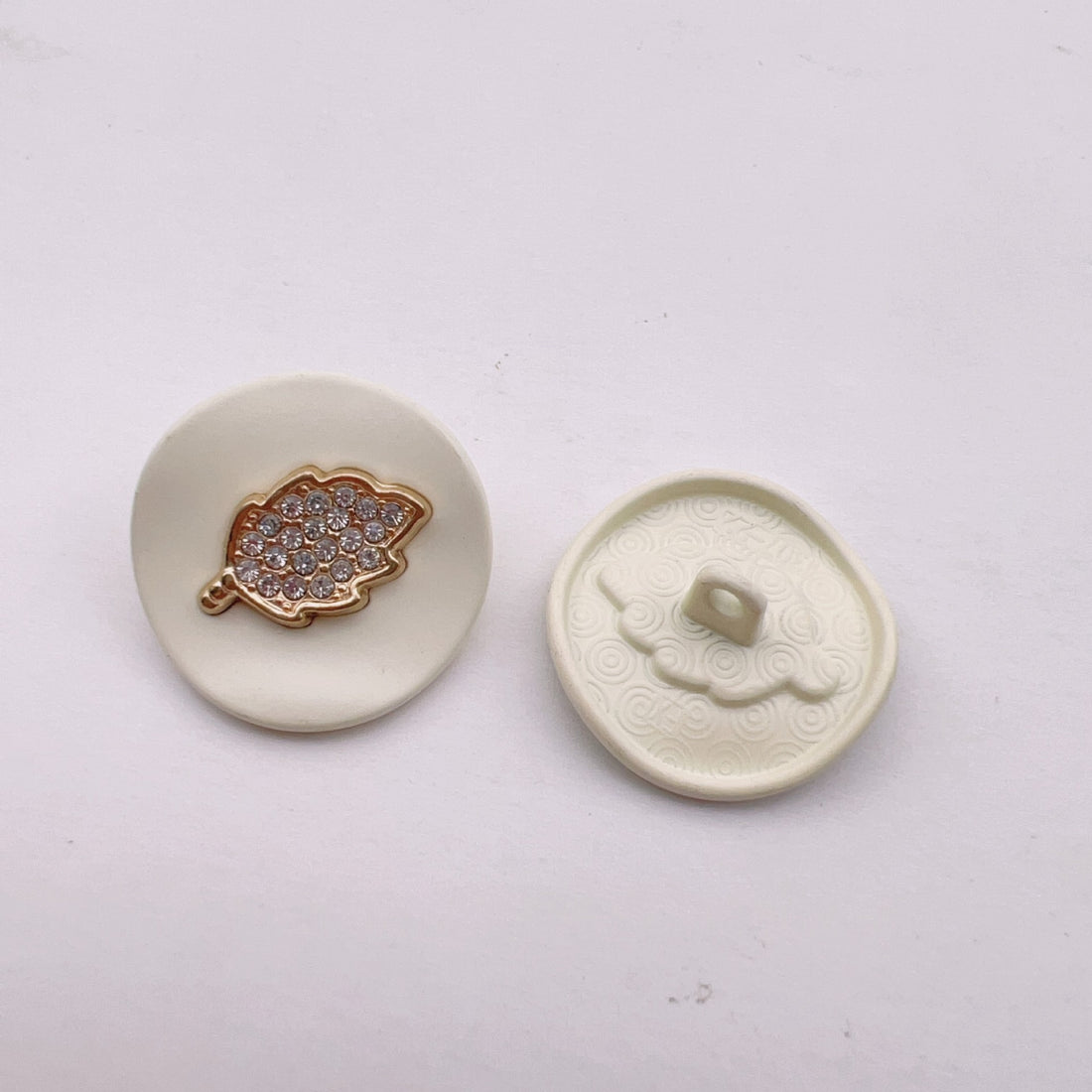 25mm Bejeweled Gold Leaf Arcuate Lakkert Sinklegeringsknapper 50stk