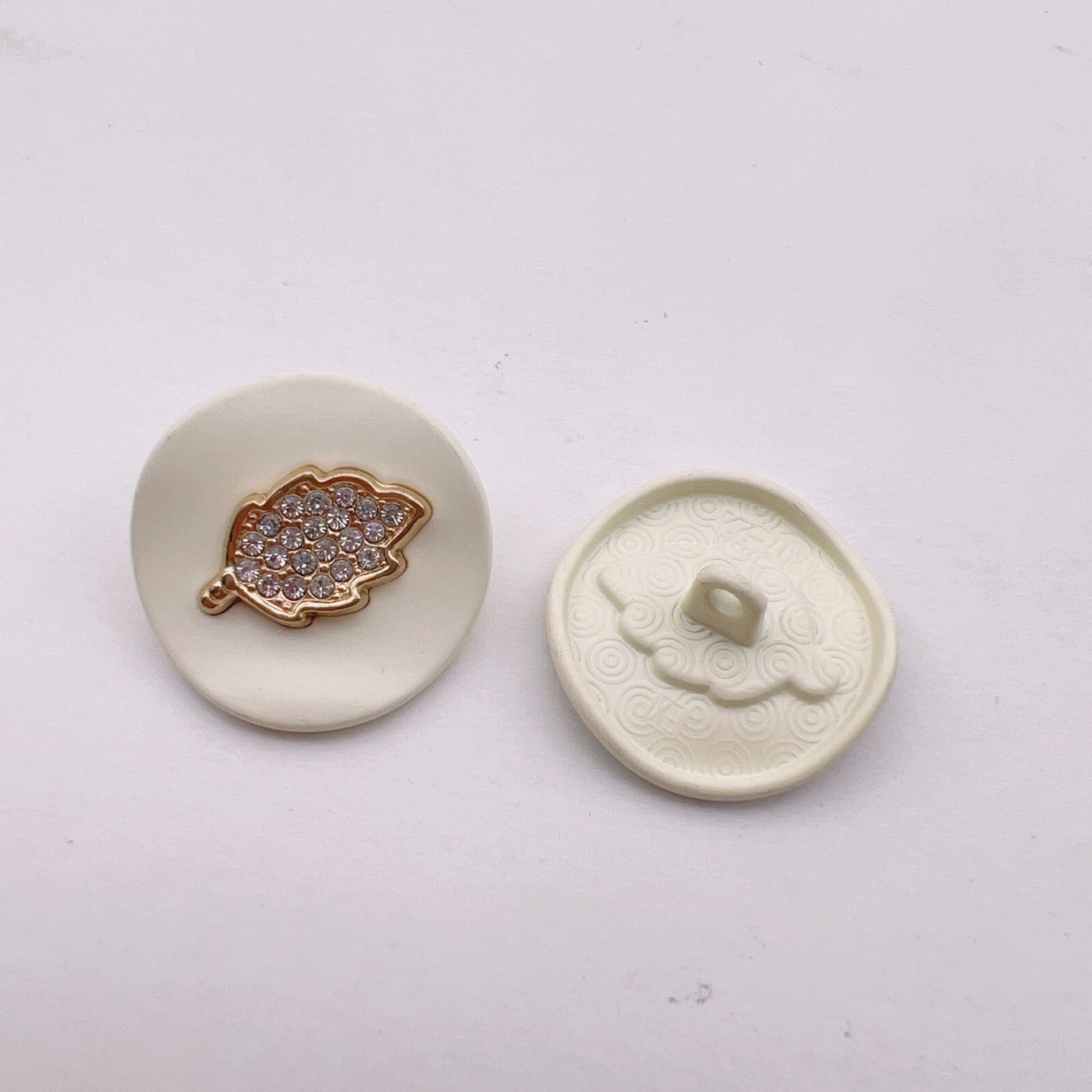 25mm Bejeweled Gold Leaf Arcuate Lakkert Sinklegeringsknapper 50stk