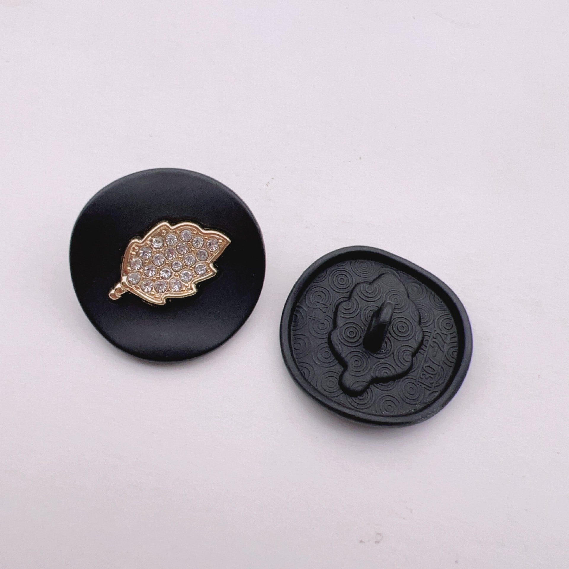 25mm Bejeweled Gold Leaf Arcuate Lakkert Sinklegeringsknapper 50stk