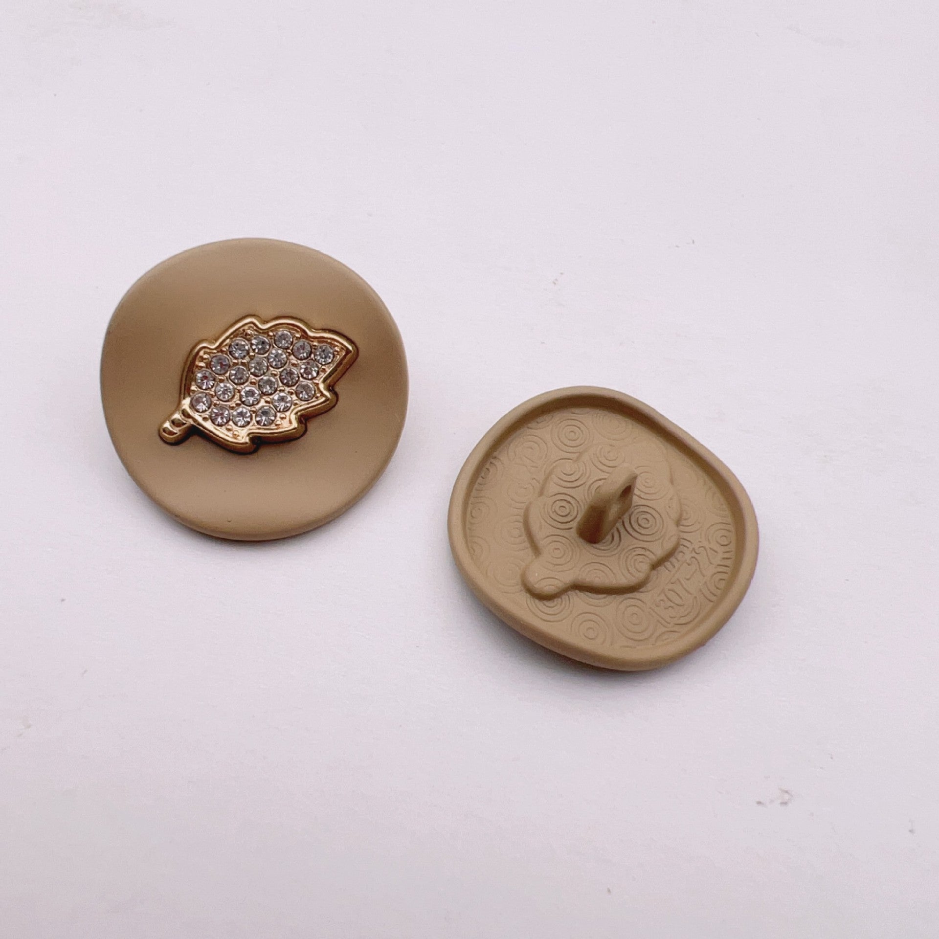 25mm Bejeweled Gold Leaf Arcuate Lakkert Sinklegeringsknapper 50stk