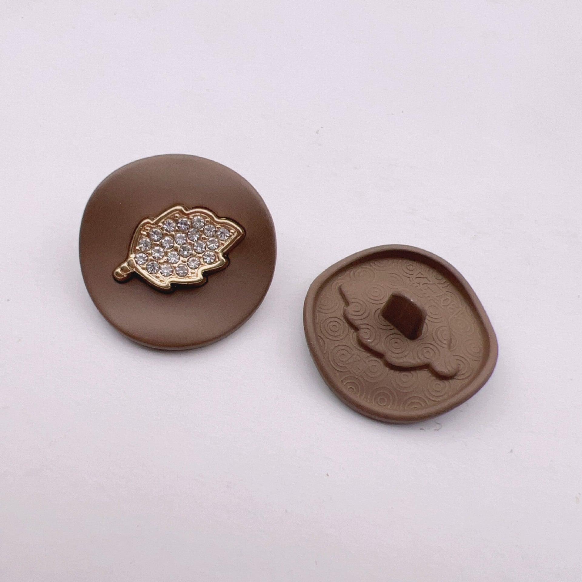 25mm Bejeweled Gold Leaf Arcuate Lakkert Sinklegeringsknapper 50stk