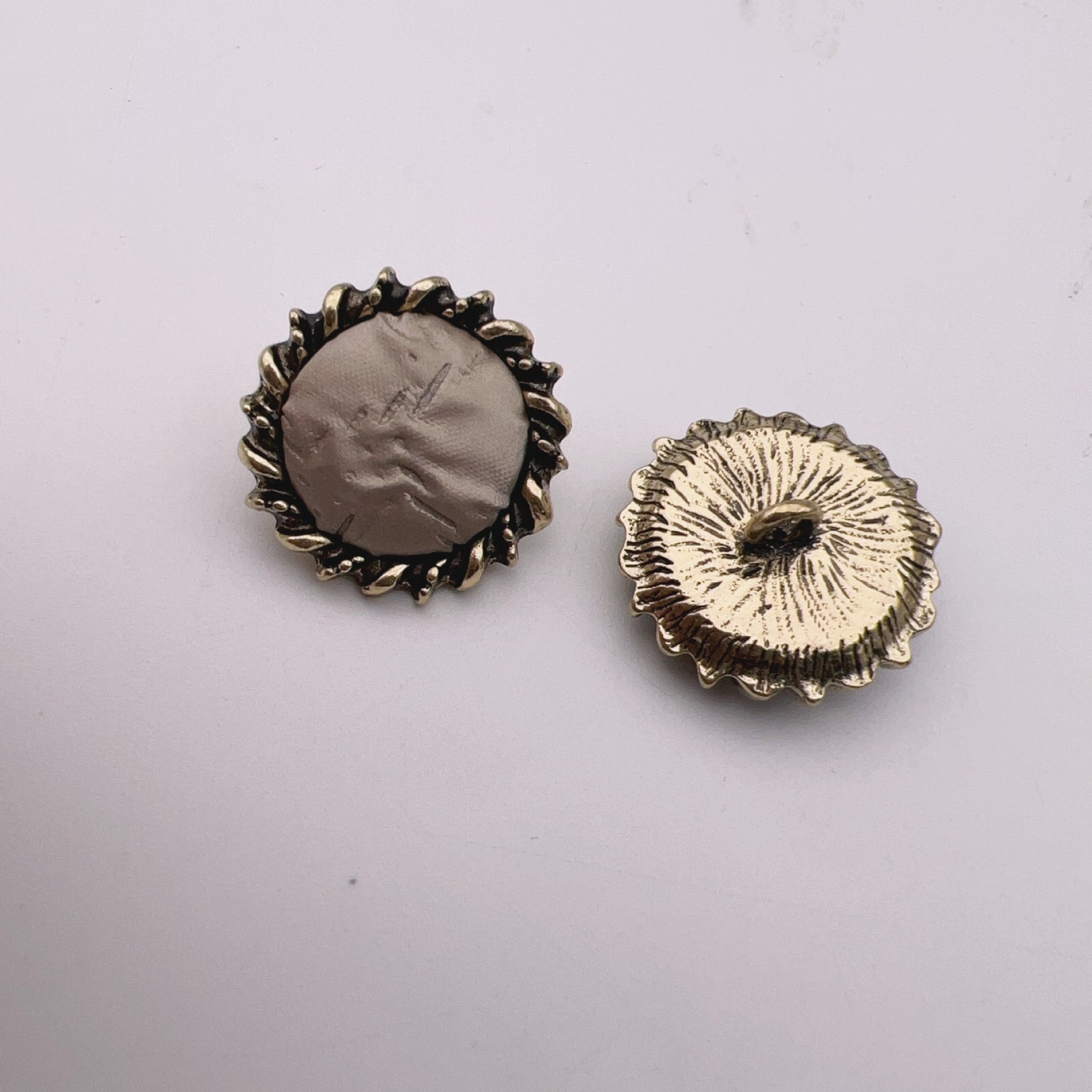 23mm Kožené Tkaninové Gombíky s Antickou Bronzovou Kovovou Stopkou 50 ks
