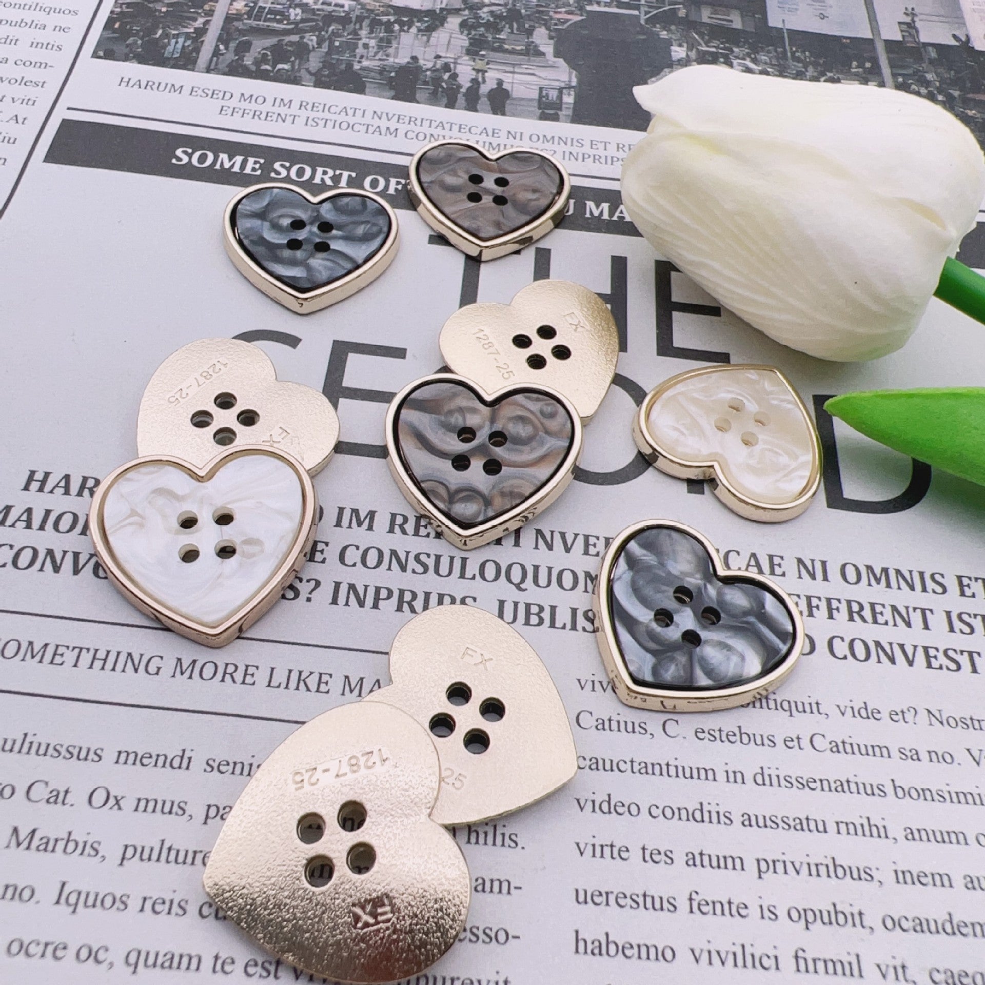 25mm perleťové pryskyřičné knoflíky ve tvaru srdce se 4 dírkami, 50 kusů