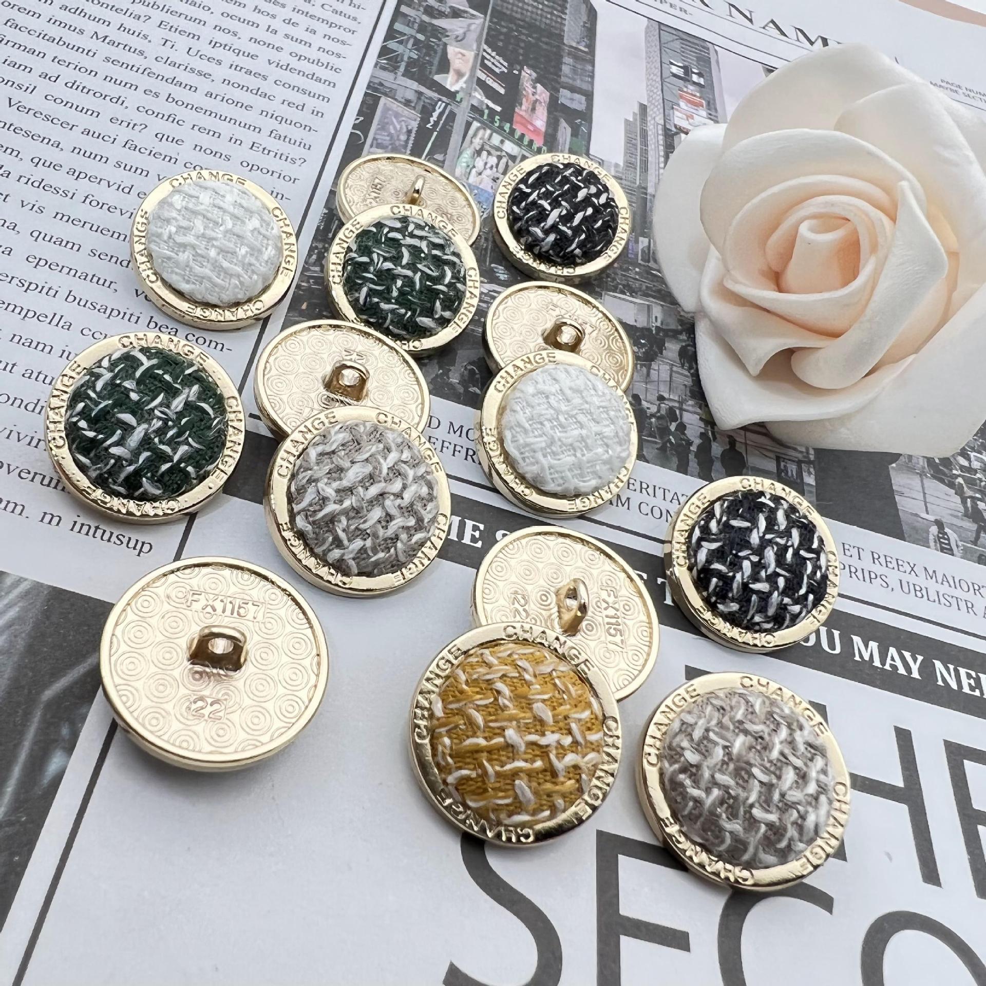 Butoane cu ștanță metalică margine grilă alfabet "Change" 25mm 12 bucăți