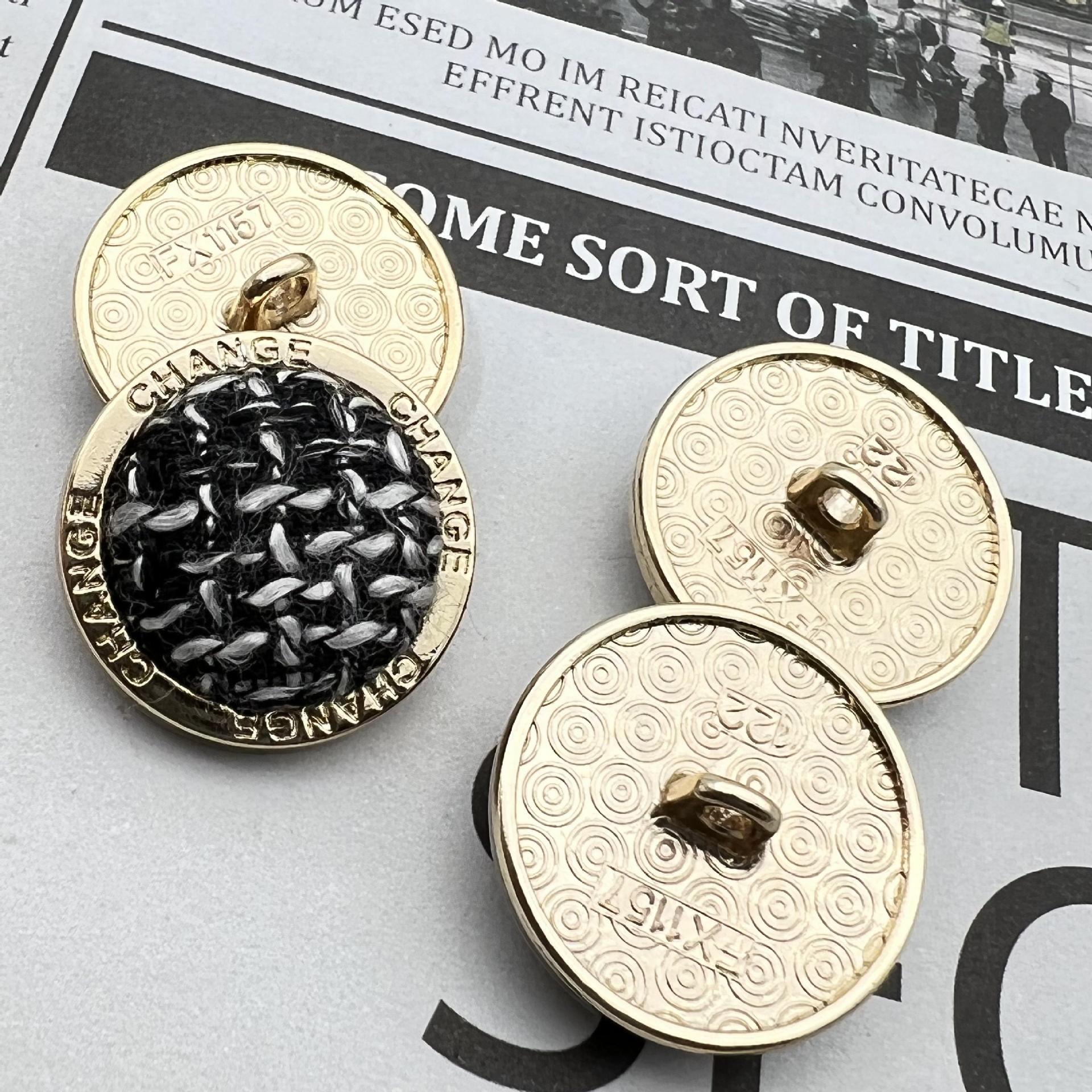 Butoane cu ștanță metalică margine grilă alfabet "Change" 25mm 12 bucăți