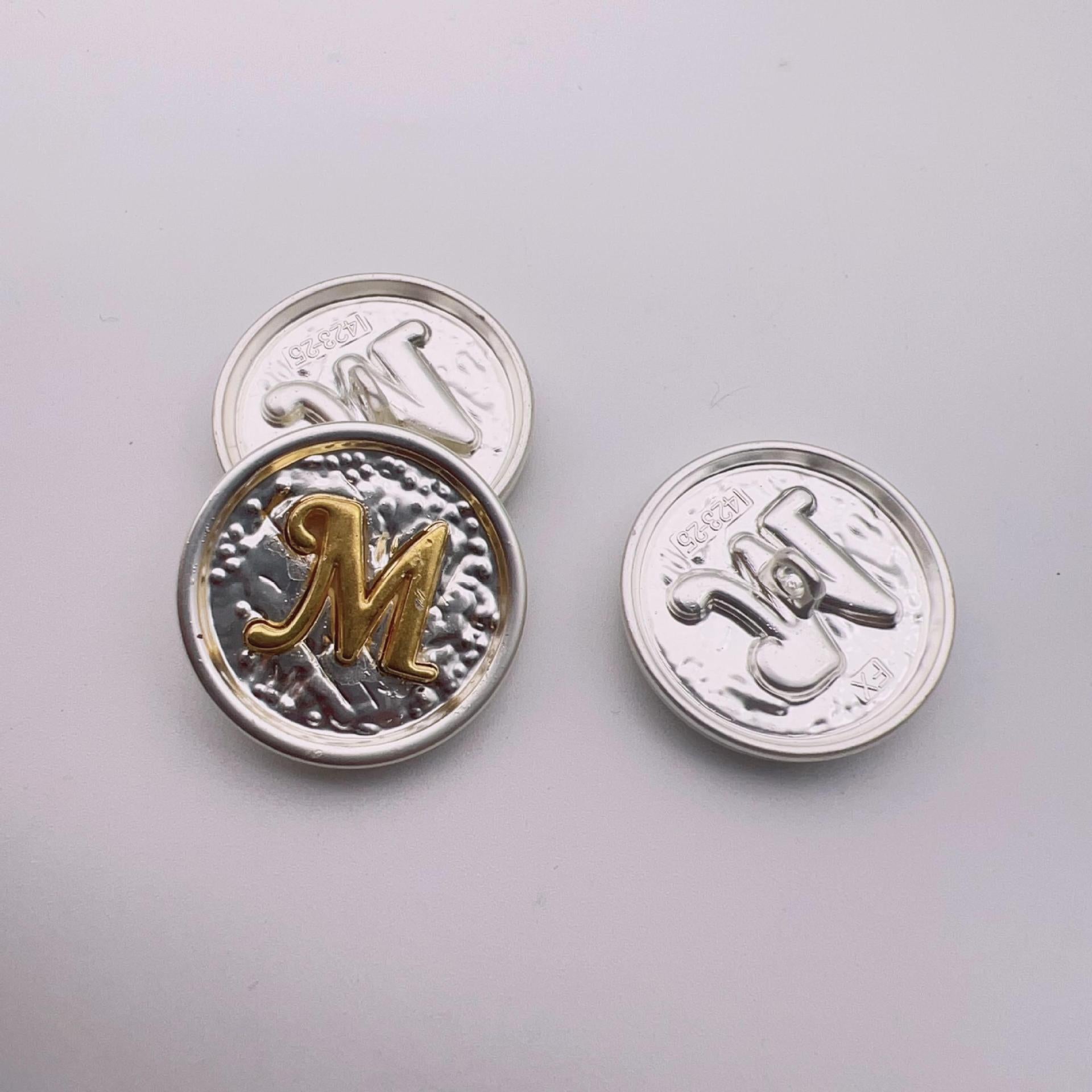 25mm črka M okrogli kovinski dekorativni gumbi, pakiranje 48 kosov