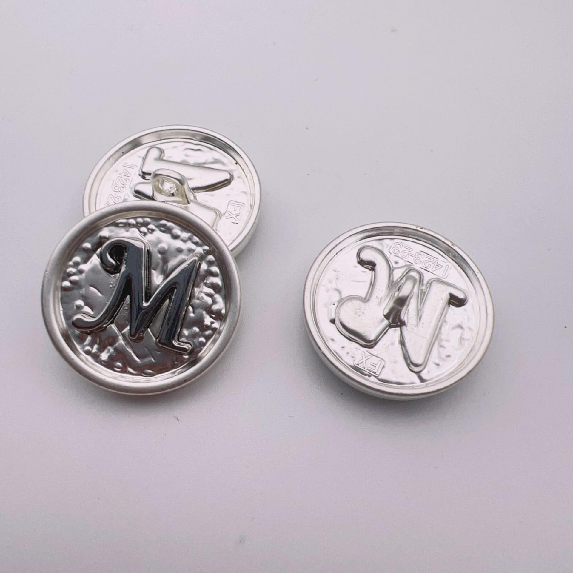 25mm črka M okrogli kovinski dekorativni gumbi, pakiranje 48 kosov