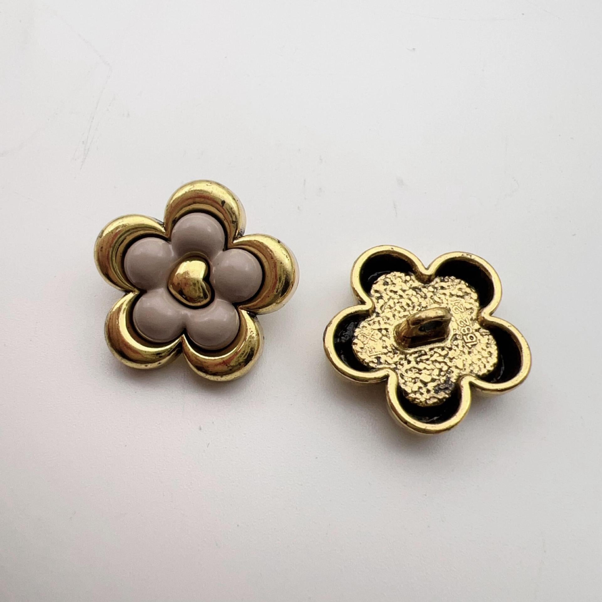 Butoane vintage din metal cu tija și punct, model floare cu cinci petale, 17,5/21mm, pachet de 50 bucăți