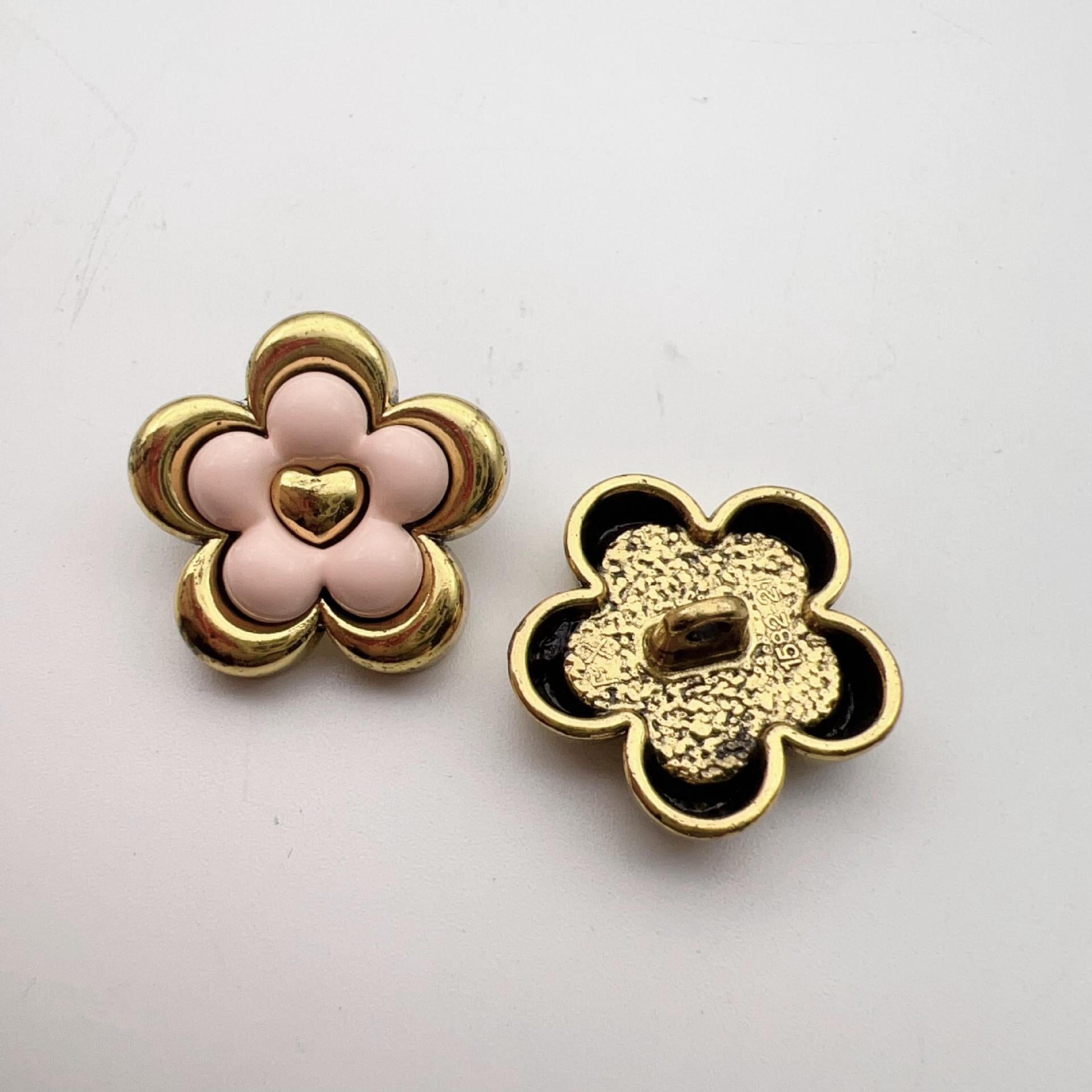 Butoane vintage din metal cu tija și punct, model floare cu cinci petale, 17,5/21mm, pachet de 50 bucăți