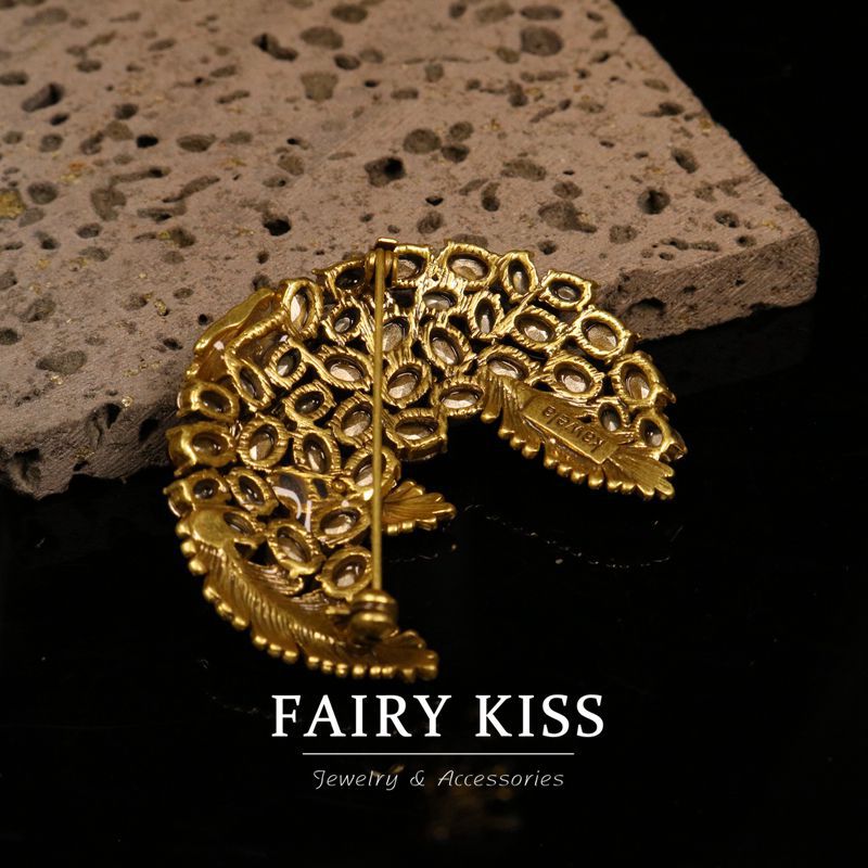 Zöld és kék strasszkövekkel díszített réz tollbross