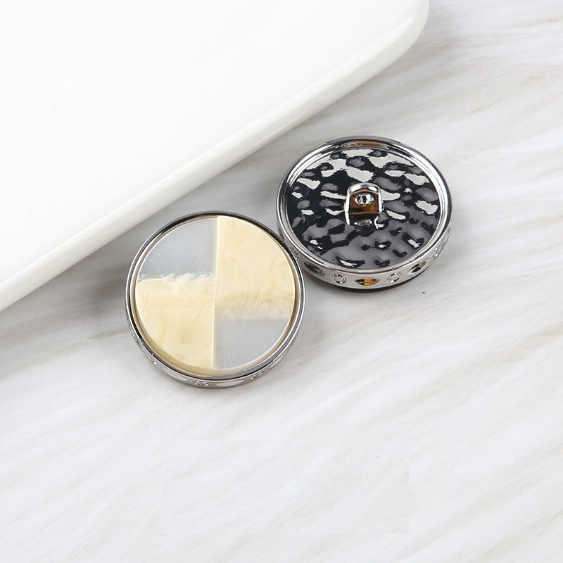 Čierne hnedé gombíky z živice a kovu v tvare ventilátora, dvojfarebné, balenie 20 kusov