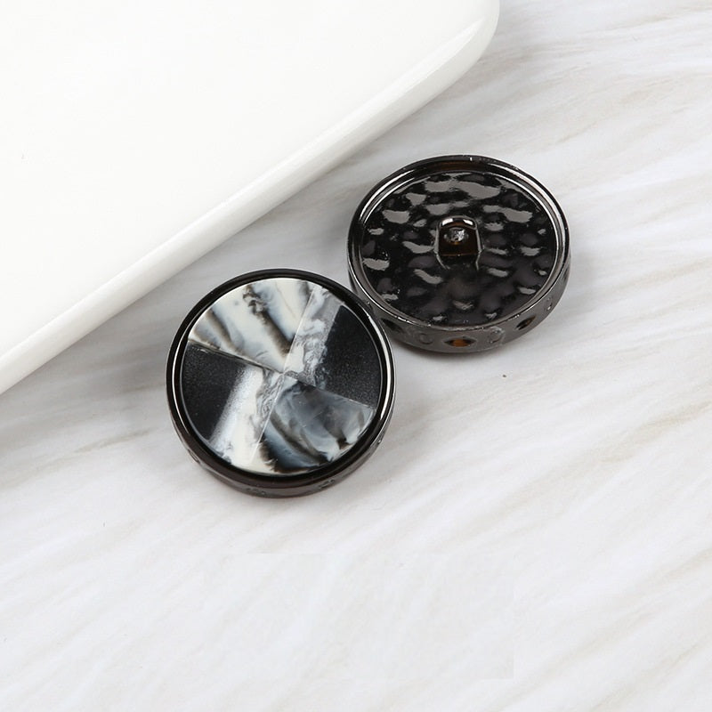 Čierne hnedé gombíky z živice a kovu v tvare ventilátora, dvojfarebné, balenie 20 kusov