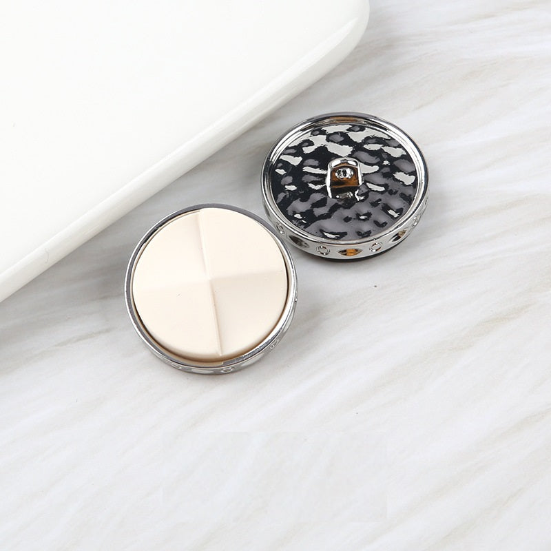 Čierne hnedé gombíky z živice a kovu v tvare ventilátora, dvojfarebné, balenie 20 kusov