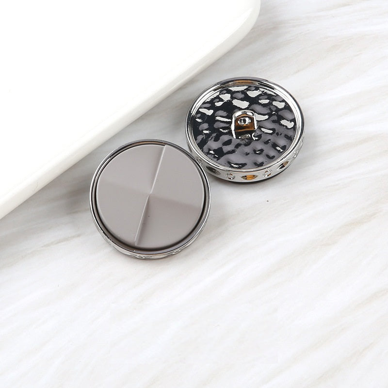 Čierne hnedé gombíky z živice a kovu v tvare ventilátora, dvojfarebné, balenie 20 kusov