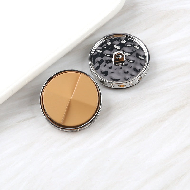 Čierne hnedé gombíky z živice a kovu v tvare ventilátora, dvojfarebné, balenie 20 kusov