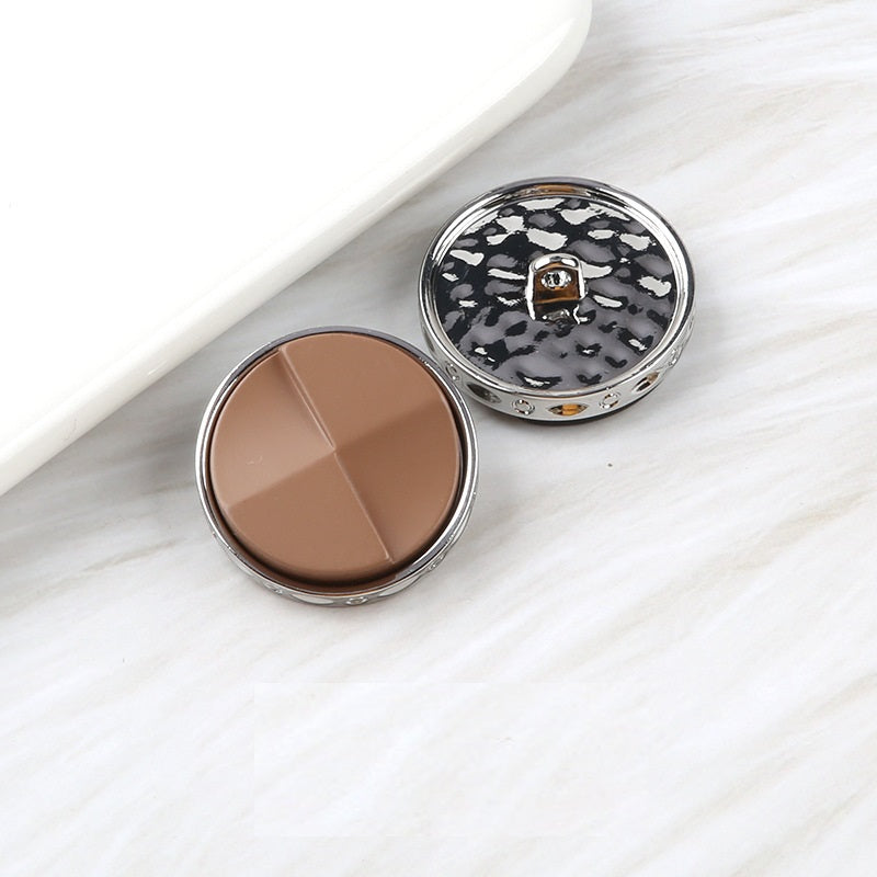 Čierne hnedé gombíky z živice a kovu v tvare ventilátora, dvojfarebné, balenie 20 kusov