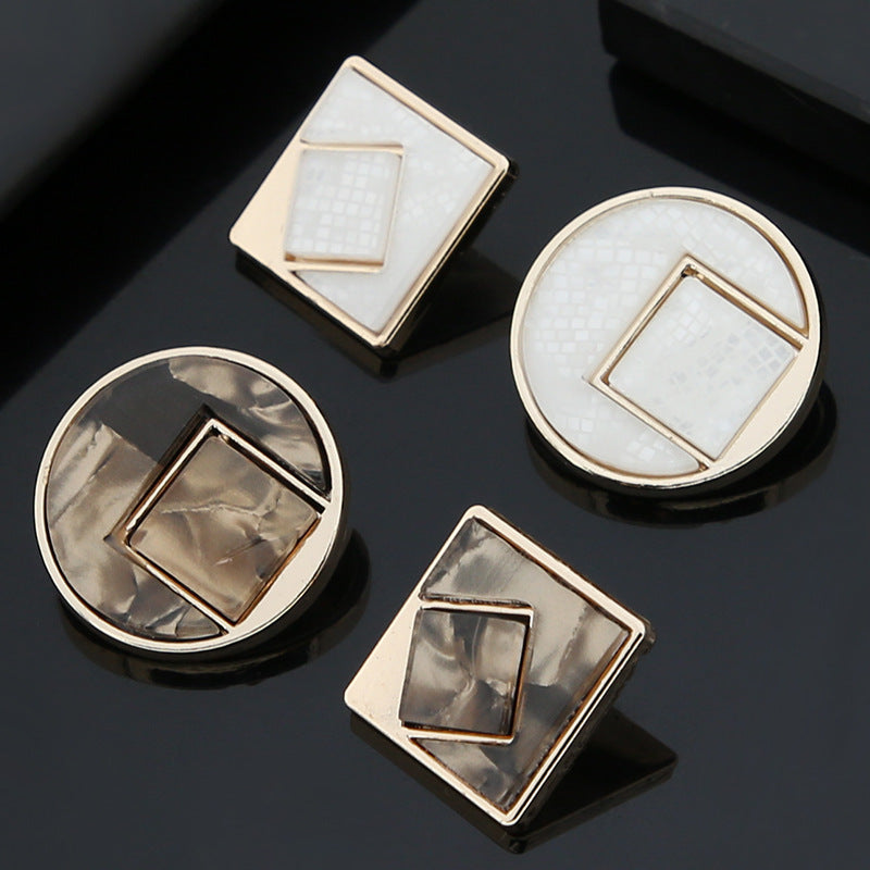 18/23mm ümmargused ruudukujulised valge pruun vaigust metallist nööbid 12 tk