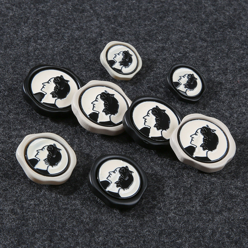 18/23/25mm mustvalged naiselikud portreevaigust metallist varrega nupud 15 pakis