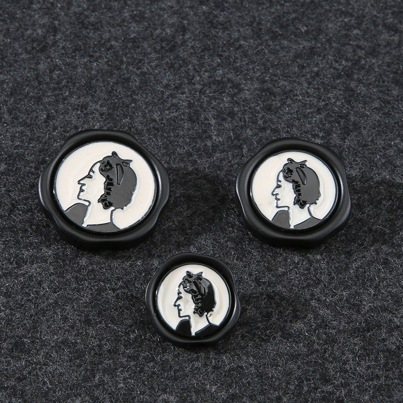 18/23/25mm mustvalged naiselikud portreevaigust metallist varrega nupud 15 pakis