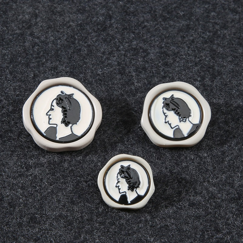 18/23/25mm mustvalged naiselikud portreevaigust metallist varrega nupud 15 pakis