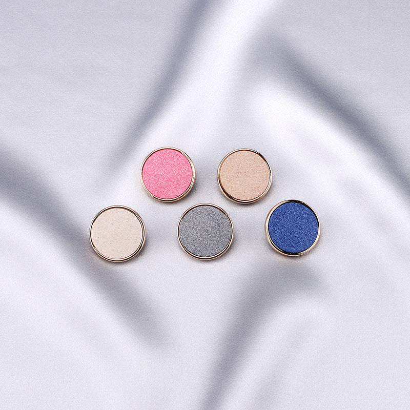 15 - 25mm okrúhle gombíky z recyklovanej živice s kovovým základom, balenie 30 kusov