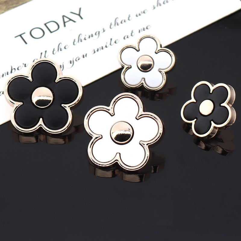 15/20mm biele čierne kvetinové tvarované kovové gombíky s živicovým nožičkou 12 ks