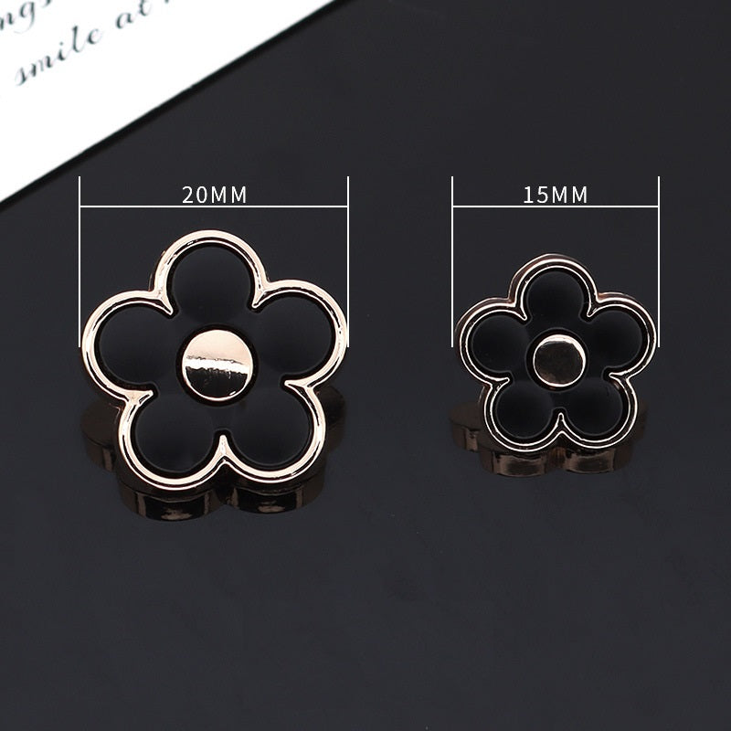15/20mm biele čierne kvetinové tvarované kovové gombíky s živicovým nožičkou 12 ks