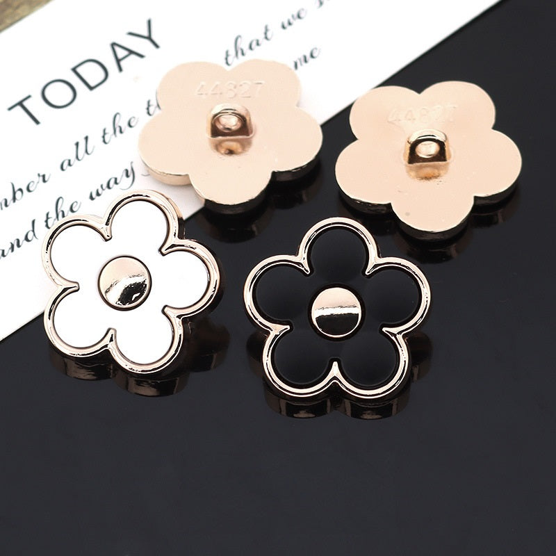 15/20mm biele čierne kvetinové tvarované kovové gombíky s živicovým nožičkou 12 ks