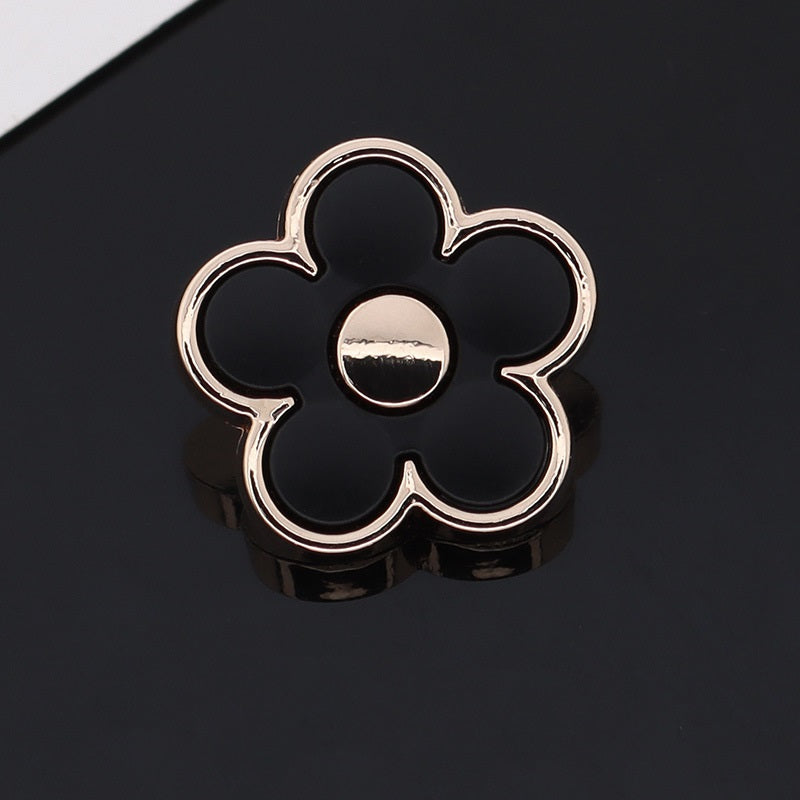 15/20mm biele čierne kvetinové tvarované kovové gombíky s živicovým nožičkou 12 ks