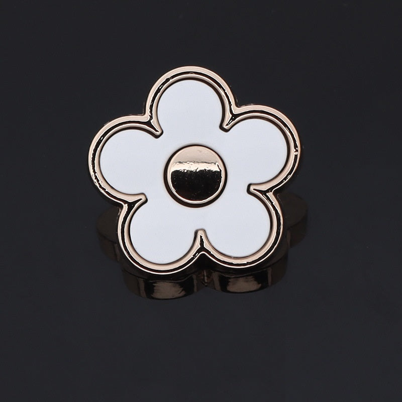 15/20mm biele čierne kvetinové tvarované kovové gombíky s živicovým nožičkou 12 ks