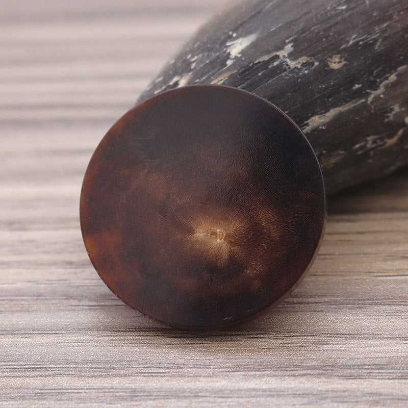 18-30mm kulaté ploché černé a kávově zbarvené pravé rohové knoflíky s očky
