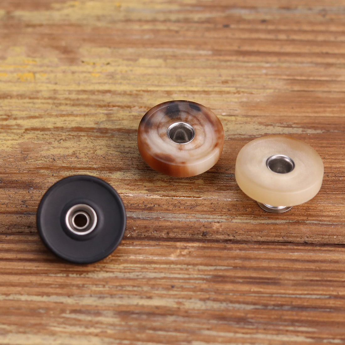 18mm matné vysoce kvalitní pravé rohové nýty knoflíky 2ks