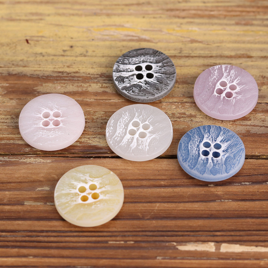 15-25mm Dřevěný Vzor Vrásčitý Barevné Urea Knoflíky 30 Kusů