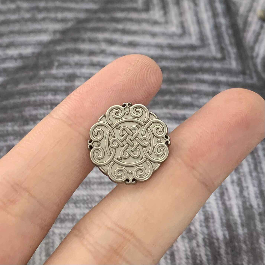 Frosted Gold/Silver Chinese Knot Motif Metal Buttons 50 Pack