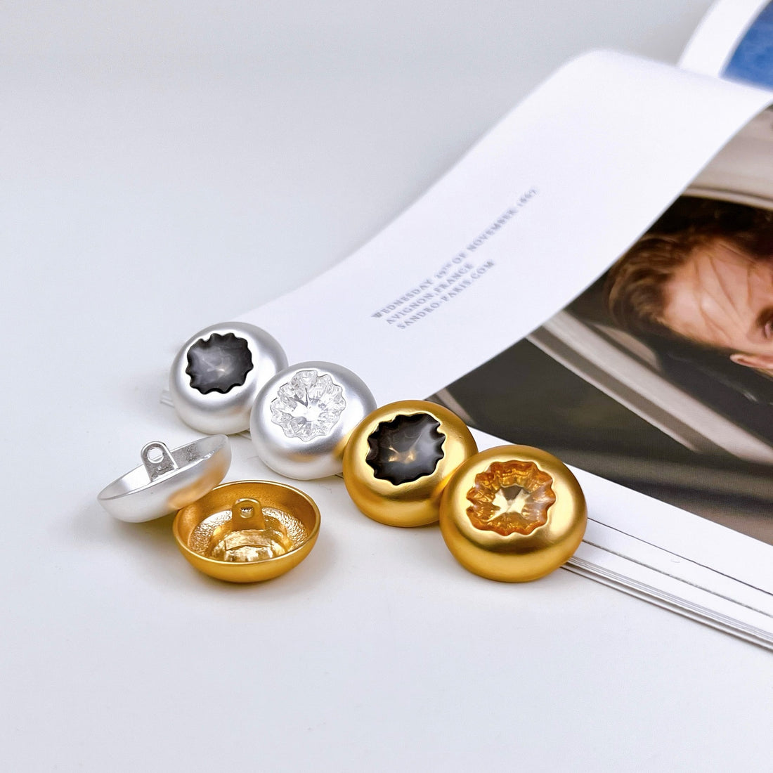 Buton metalic vintage din rășină, culoare argintiu cețos și auriu, 18/23mm, 20 bucăți