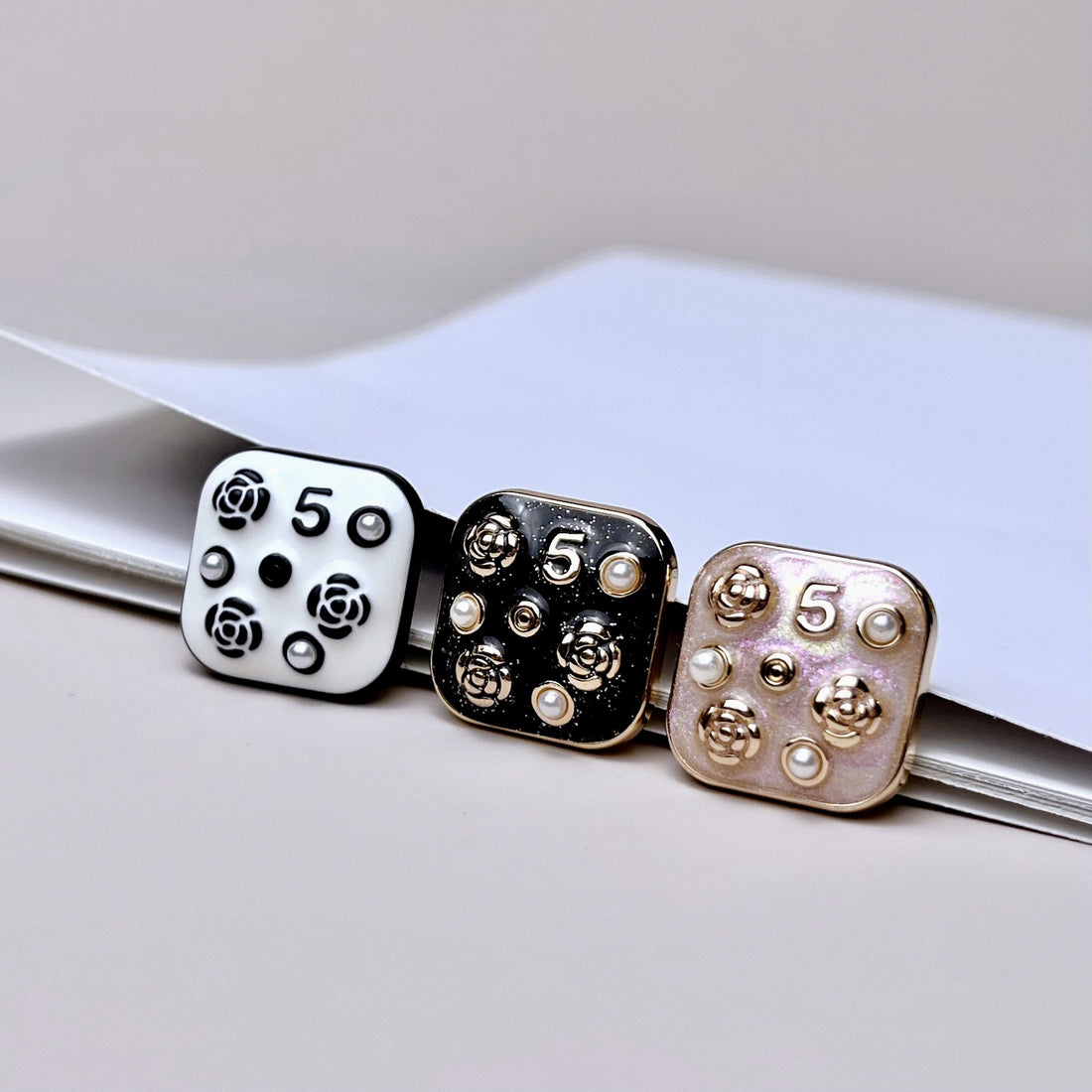 Buton metalic pătrat 21MM cu floare de perlă numărul 5 pentru cusut, 10 bucăți