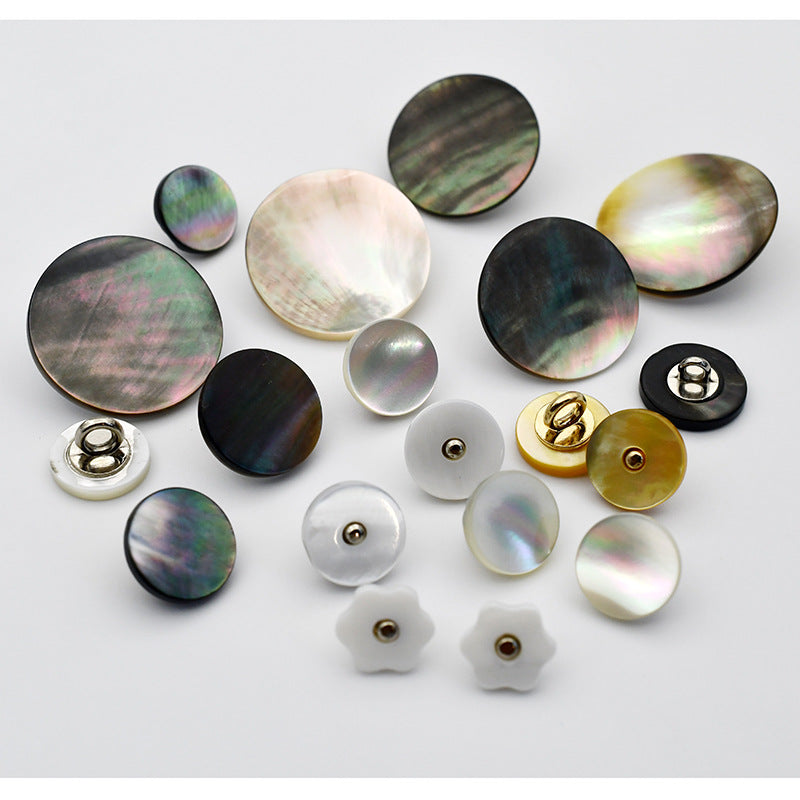 Naturlige runde knapper af skaller med metalstilk til sweatere og tasker 90 stk.