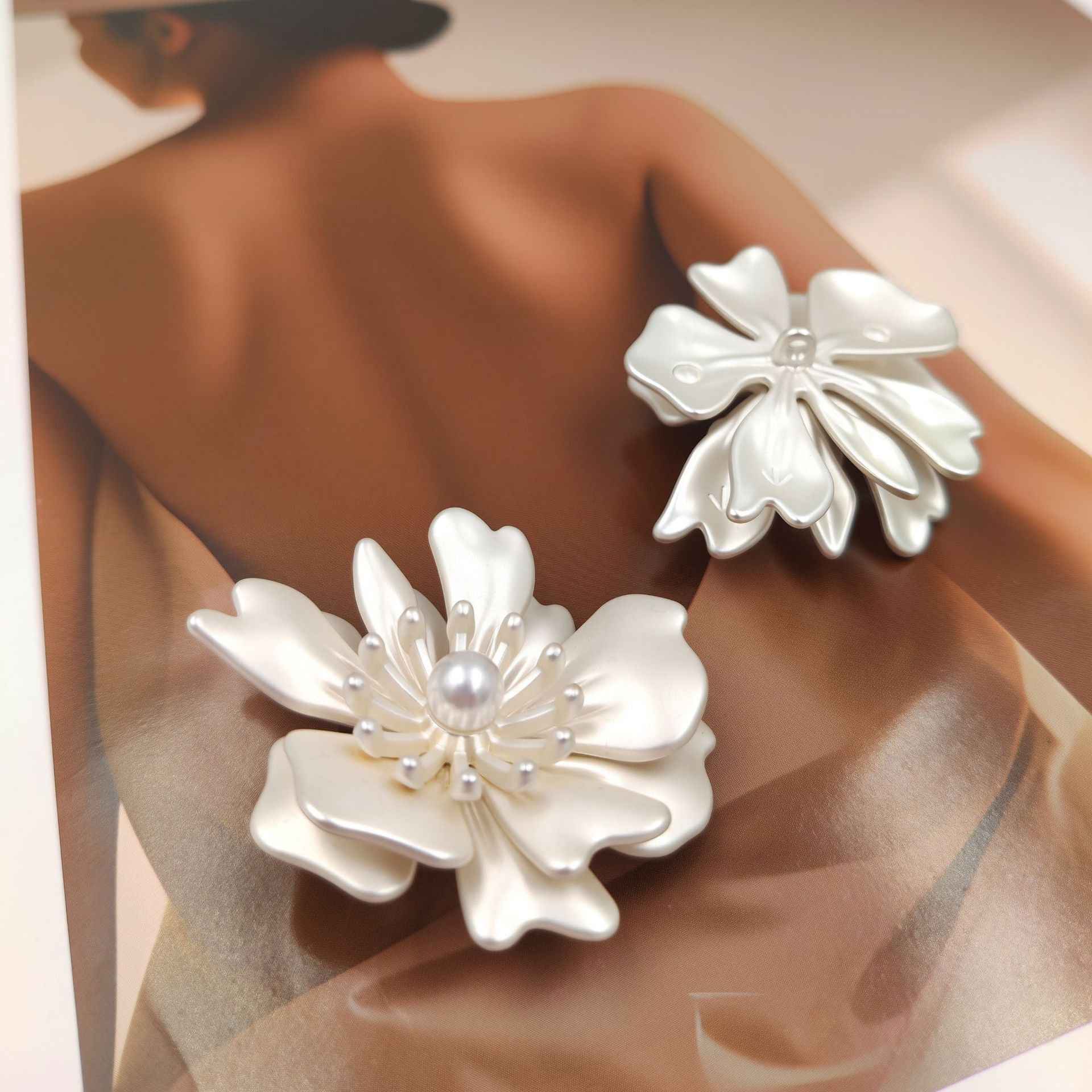 44mm Large Camellia Pearl Buttons - Silver/Frosted Gold 10pcs