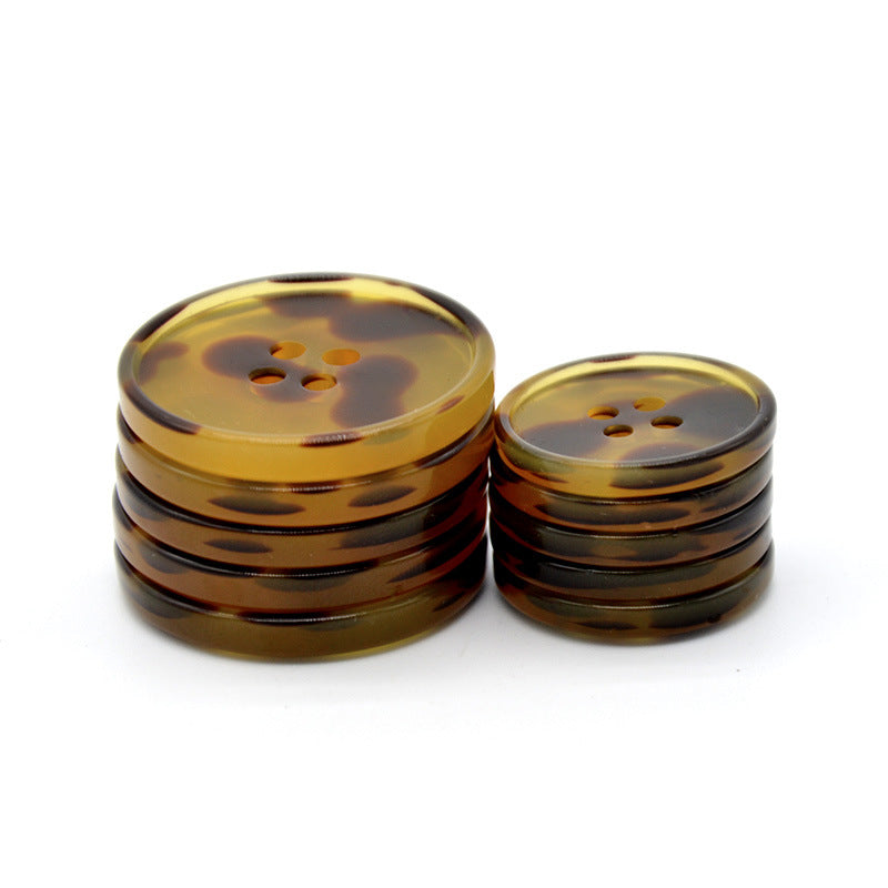 30/40L Кафяви копчета с леопардов десен от смола с четири отвора 50 броя