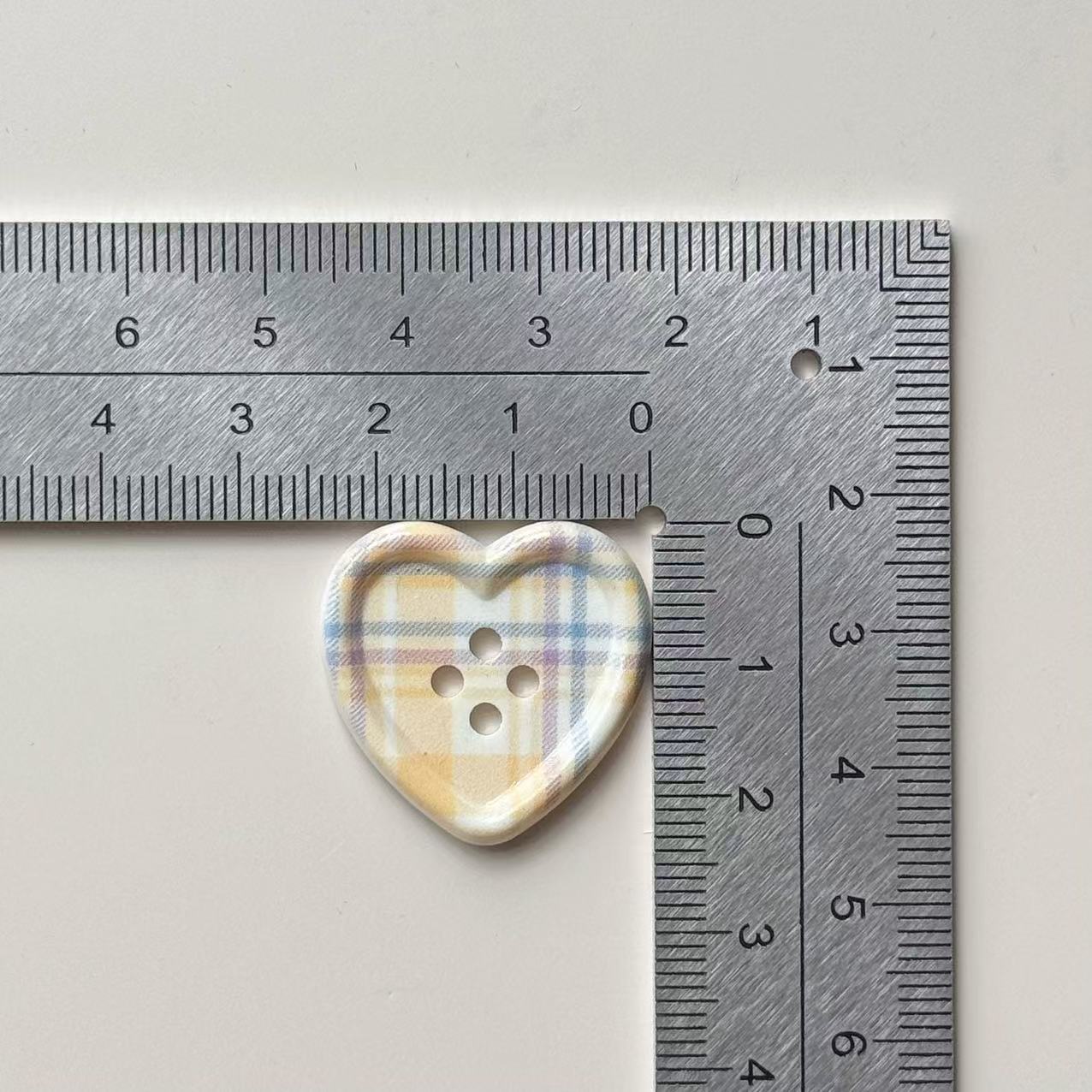 25MM Ternet Kærlighedshjerte 4-Huls Håndværksknapper 66 Pakke (11 Farver)