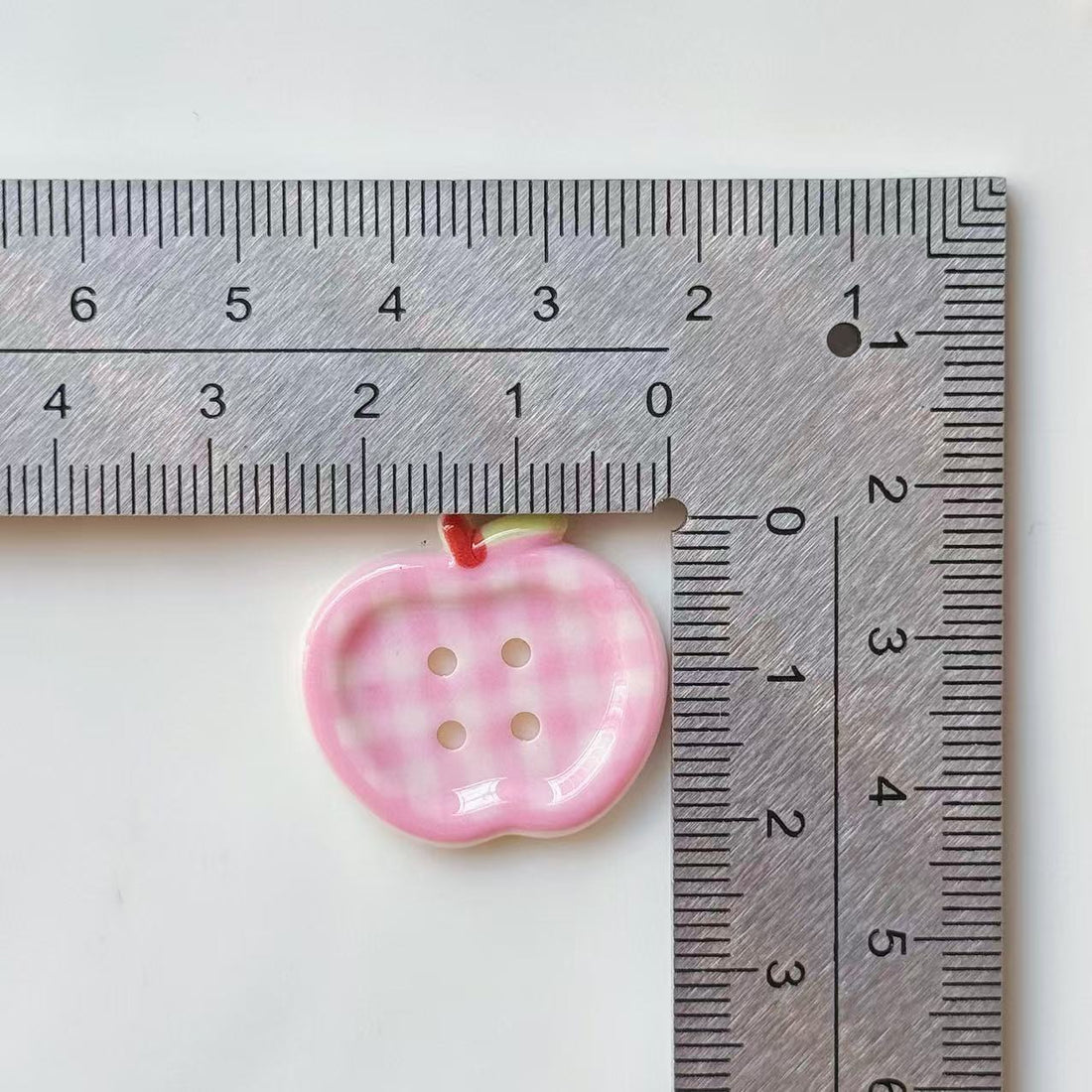 25MM potištěné kostkované jablečné pryskyřičné knoflíky se 4 dírkami, balení 50 kusů