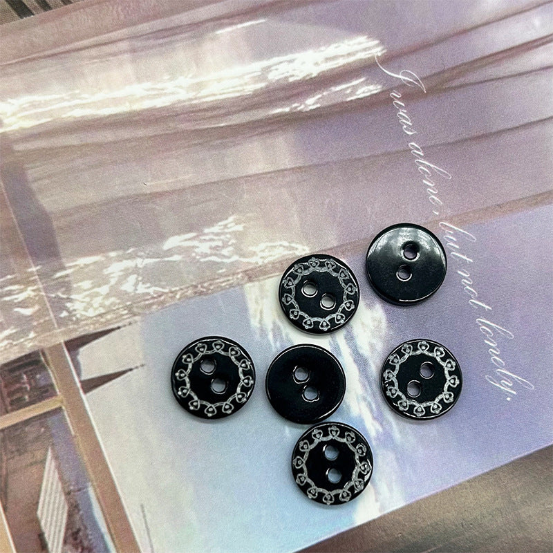 11.5mm Μαύρα Κουμπιά Πουκάμισου με Δύο Τρύπες και Βαρελάκι με Χαραγμένα Βίντατζ Τοτέμ 30 τεμ.