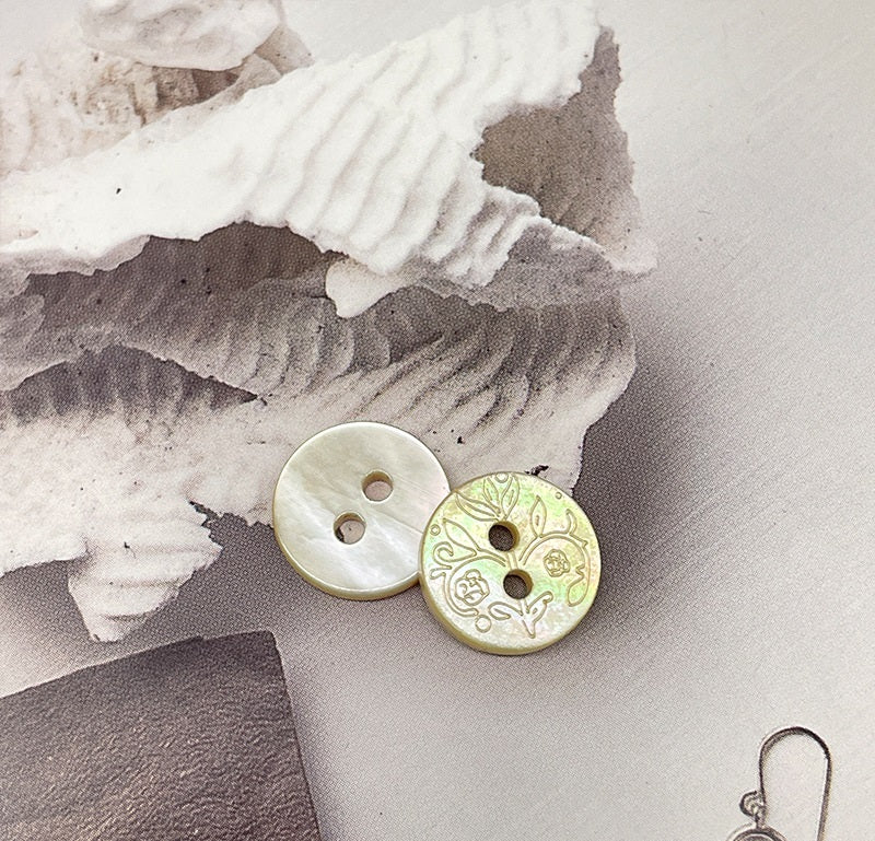 11.5mm Motýlí Tulipán Vzor Bílé Mabe Perlové Knoflíky 40 Kusů