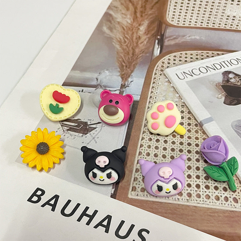49dílná sada dětských barevných plastových knoflíků s kreslenými motivy Kuromi, jahoda, medvěd, kočičí tlapka, slunečnice