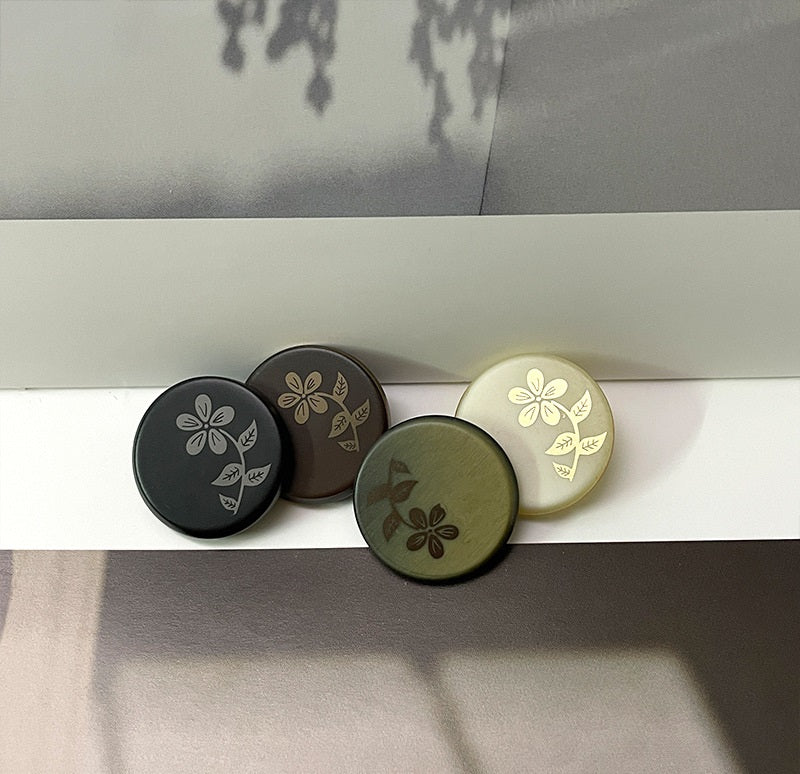 Nasturi rotunzi din rășină de 18/23/25mm cu model floral decupat cu laser și tije metalice pentru palton, 20 bucăți