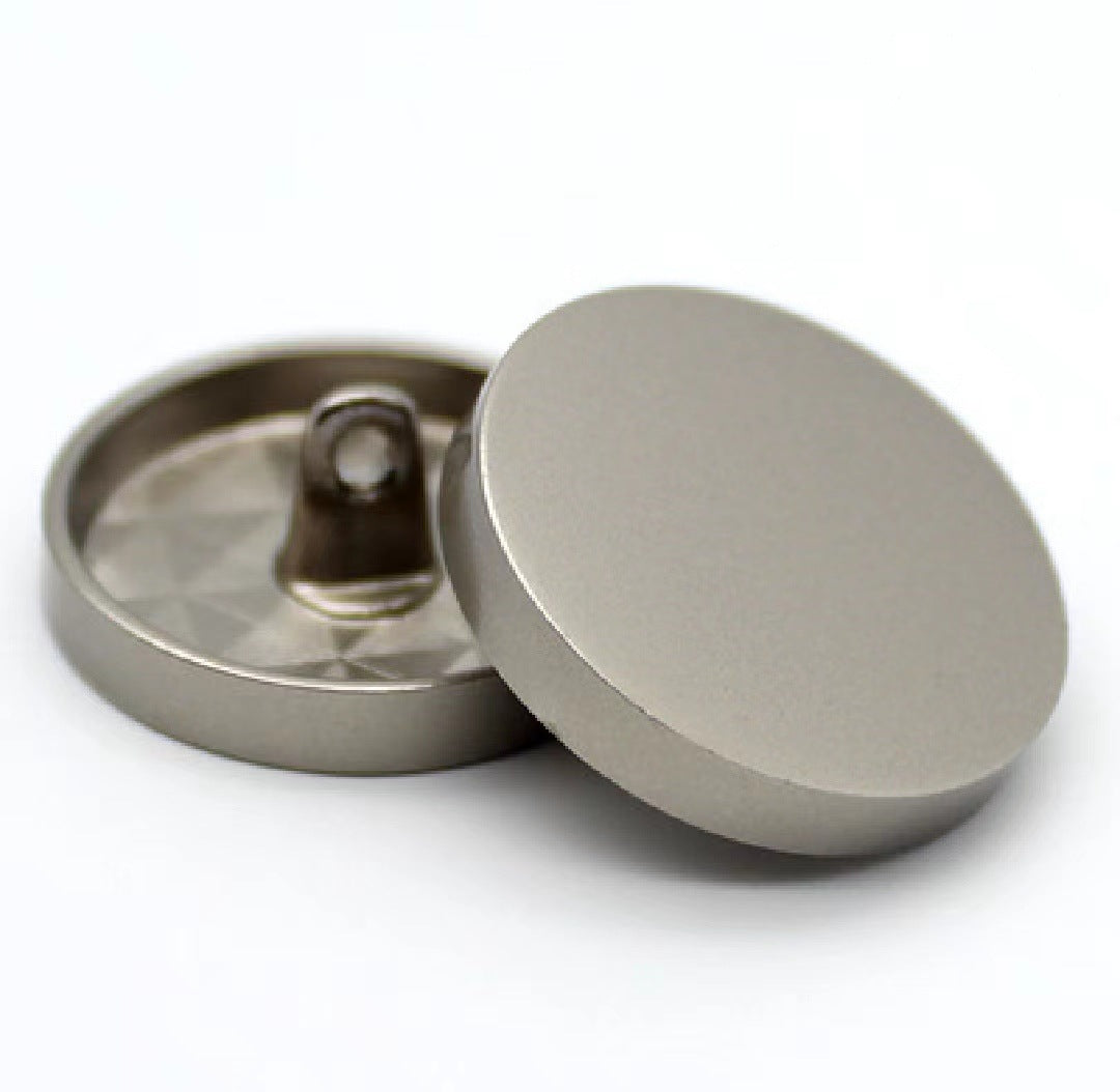 9-30mm ümmargused peegelpinnaga metallist lamedad õmblusnööbid varrastega