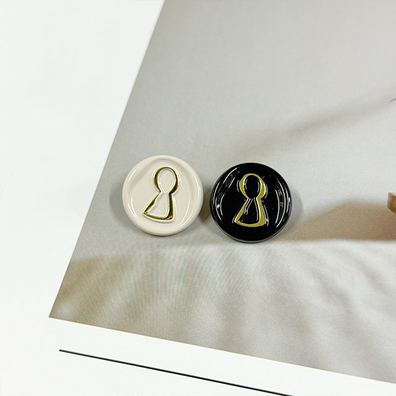 23mm Runde Metallknapper med Gullkantede Miniatyrfigurer og Skaft 50stk